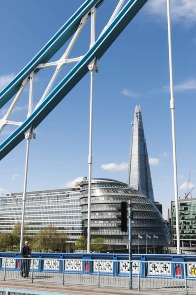 London, UK - 30. April: die Scherbe, eingerahmt von einer Turmbrücke. April — Stockfoto