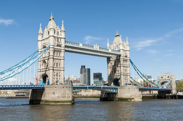 London, Egyesült Királyság - április 30: oldalsó shot tower Bridge hidat. 2012. április 30. — Stock Fotó