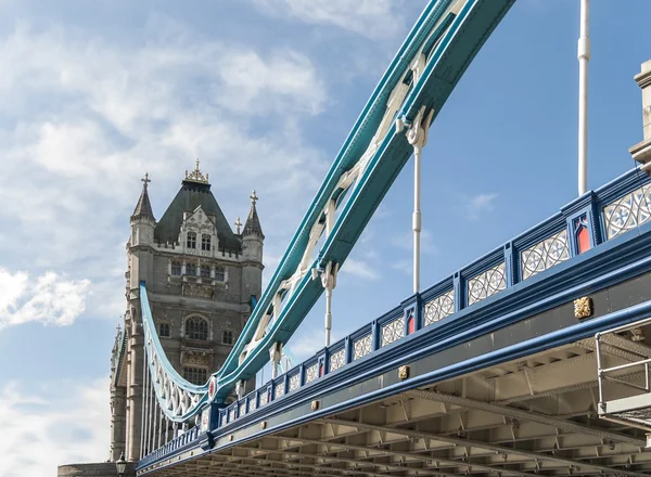 Niski kąt przycięte zdjęcie mostu tower bridge w Londynie. ikony br — Zdjęcie stockowe