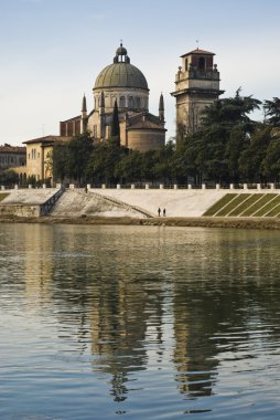 Adige Nehri ile San George's kilise