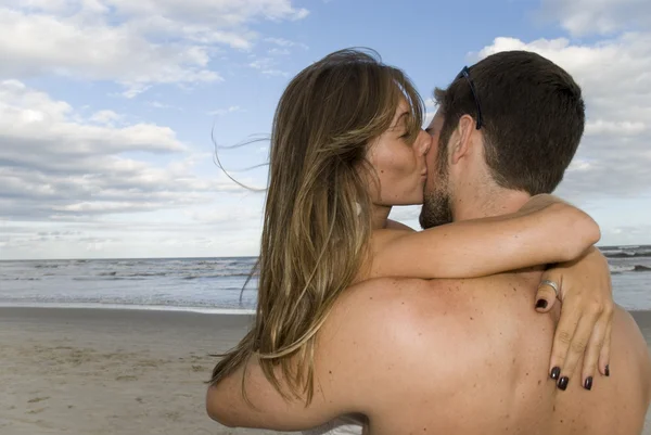Joven pareja sana besándose . — Foto de Stock
