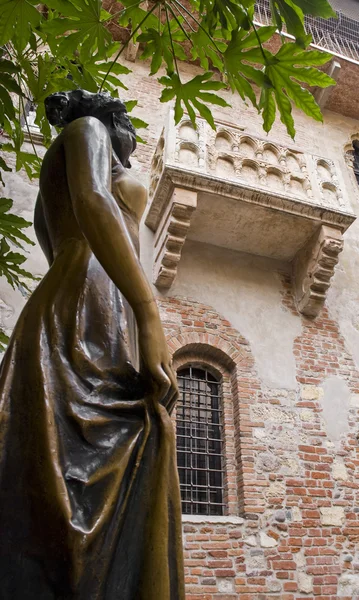 Estatua y balcón de Julieta, Verona, Italia — Foto de Stock