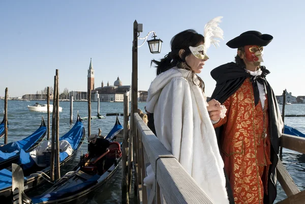 ヴェネツィアのカーニバルのカップル — ストック写真