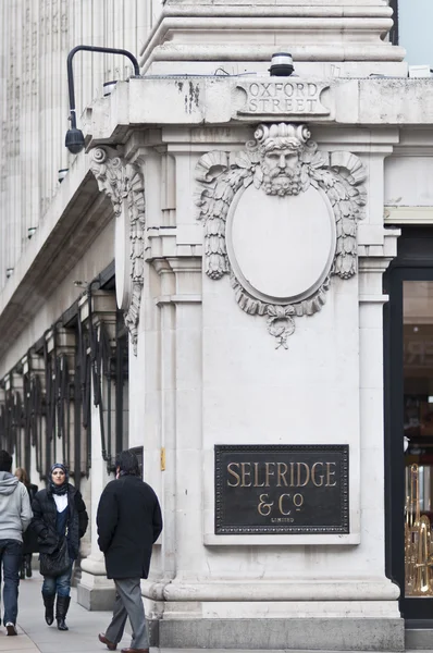 Hoek van selfridges winkel, london, Verenigd Koninkrijk, 2011 — Stockfoto