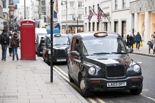Taxis negros aparcados en la calle New Bond en Londres, Reino Unido . —  Fotos de Stock