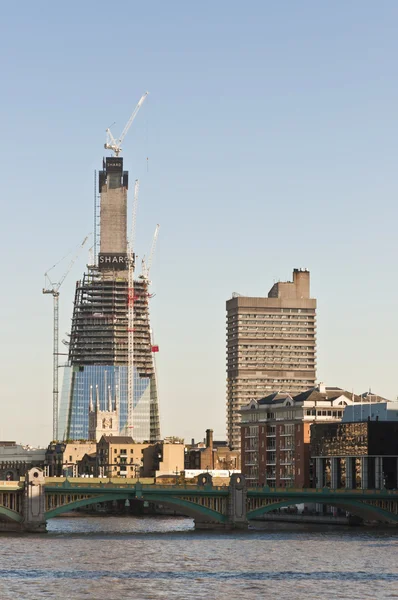 LONDRES - OUTUBRO 25: Construção de um edifício de fragmentação. 25 de Outubro, 20 — Fotografia de Stock
