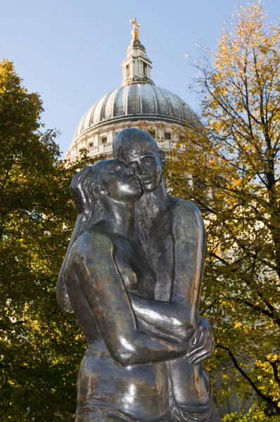 LONDON - OCTOBER 25: Detail of Young Lovers, a piece by artist G — Stock Photo, Image