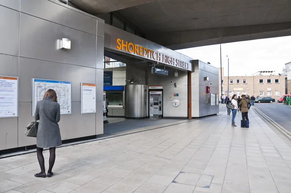 Front of Shoreditch station in London, 17 de octubre de 2010 — Foto de Stock