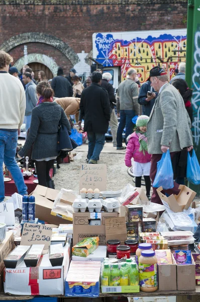 Clients et touristes sur le marché de Bricklane. Londres, le 17 octobre , — Photo