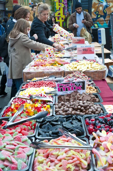 Puesto de dulces en el mercado de Bricklane. Londres, 17 de octubre de 2010 — Foto de Stock