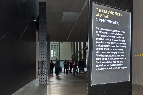 LONDRES - OUTUBRO 25: Assine na Tate Modern sobre o trabalho de Ai Weiwei . — Fotografia de Stock