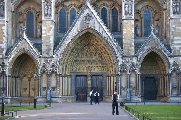 Вестминстерское аббатство под охраной — стоковое фото