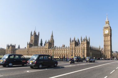 London, İngiltere - Nisan 02: par evler sürüş ünlü siyah taksi