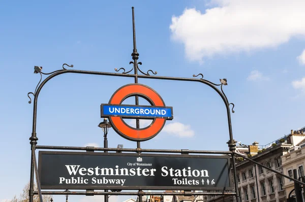 London, Velká Británie - duben 02: Londýn podzemní znamení v westminster en — Stock fotografie