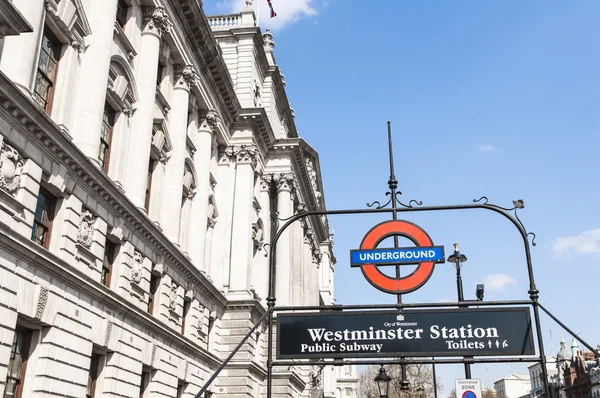 London, uk - 02.04.: London underground Schild am Westminster de — Stockfoto