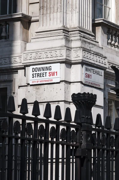 LONDRES, Reino Unido - ABRIL 02: Placa de identificação Downing Street no canto wi — Fotografia de Stock