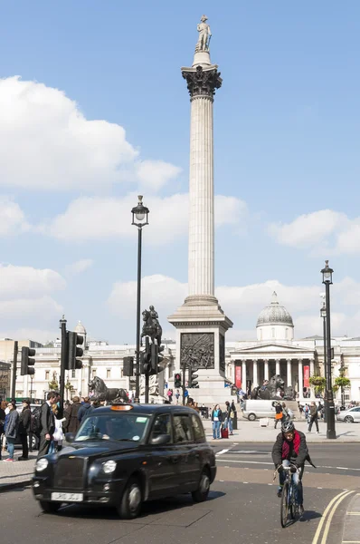 ЛОНДОН, Великобритания - 02 апреля: Знаменитая черная кабина за рулем Trafalgar Squ — стоковое фото