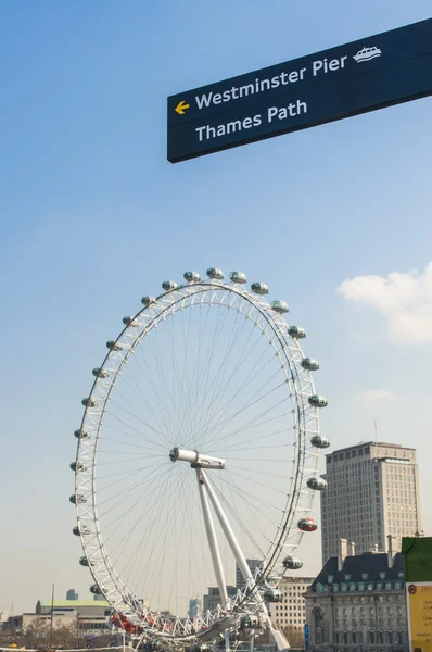 LONDON, UK - APRIL 02: Sign post directing to famous tourist att — Stock Photo, Image