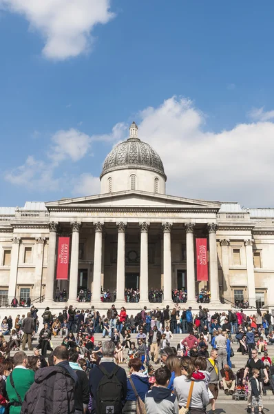 伦敦，英国-4 月 2 日: 全国画廊在 trafalg 门面 — 图库照片