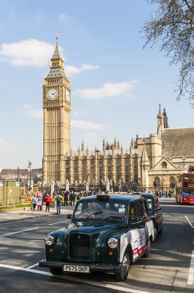 London, Velká Británie - duben 02: slavné černé taxi jízdy domy par — Stock fotografie
