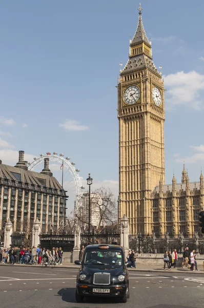 London, uk - april 02: berühmtes schwarzes Taxi, das an Häusern vorbeifährt — Stockfoto