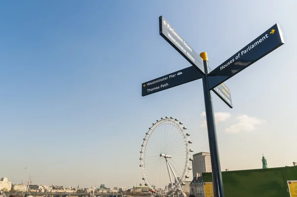 LONDRES, Reino Unido - 02 DE ABRIL: Cartel que dirige al famoso att turístico —  Fotos de Stock
