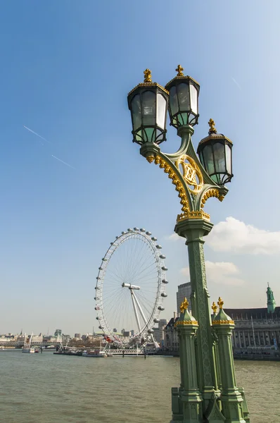 4 月 2 日-英国，伦敦： 装饰灯柱子在威斯敏斯特桥上 — 图库照片