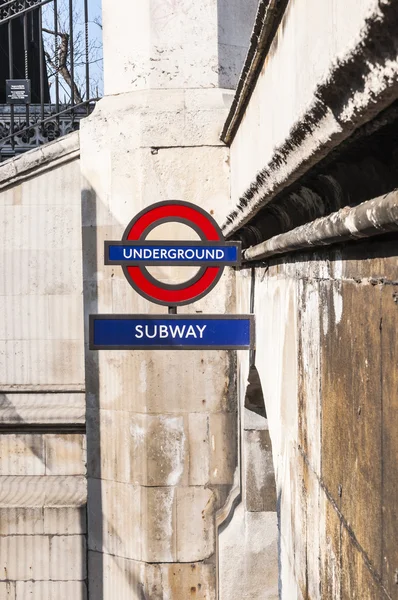 4 月 2 日-英国，伦敦： 伦敦地下标志在威斯敏斯特 en — 图库照片