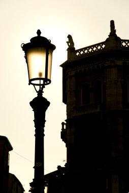 Padova'da geç öğleden sonra arkadan aydınlatmalı lightpost