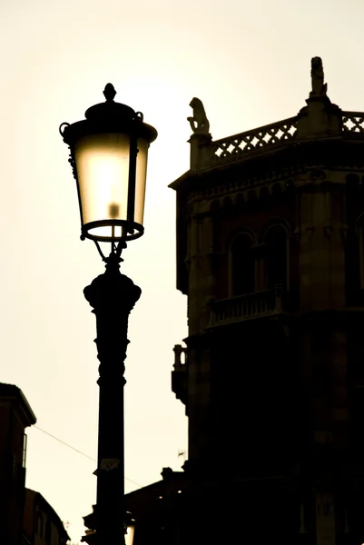 Późne popołudnie lightpost podświetlany w Padwie — Zdjęcie stockowe