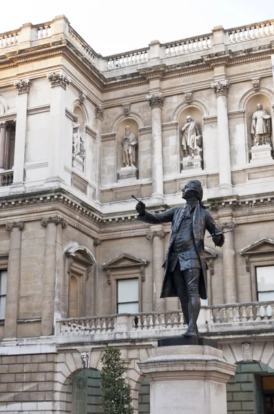 Estátua de Sir Joshua Reynolds na Academia Real de Artes — Fotografia de Stock