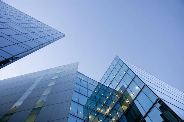 Bâtiments en verre bleu sur ciel bleu — Photo