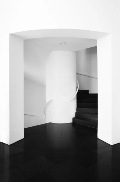 Escalera de caracol interior en blanco y negro —  Fotos de Stock