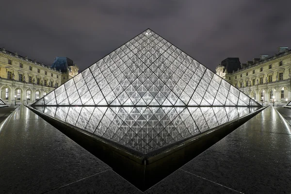 PARIS 2010: Pirâmide do Louvre à noite em outubro — Fotografia de Stock