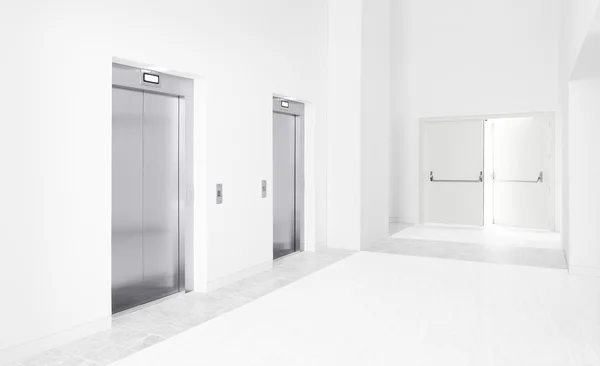 Dois elevadores modernos e uma porta de saída aberta — Fotografia de Stock