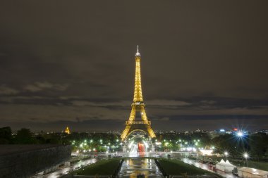 Geceleri aydınlatılan Eyfel Kulesi Tour Eiffel trocadero görünümünden.