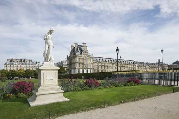 Bela vista do palácio do Louvre e uma estátua de mármore, jardim das Tulherias, Paris — Fotografia de Stock
