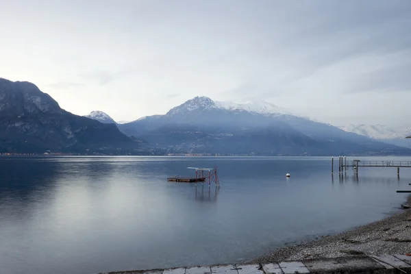 Belle vue sur le lac de Côme et les montagnes de Bellagio — Photo