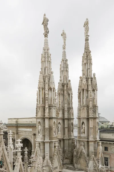 Gotiska spiror Duomokatedralen i Milano, Italien — Stockfoto