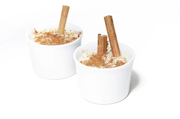 흰색 배경에 고립 된 두 맛 있는 푸딩 쌀 — 스톡 사진