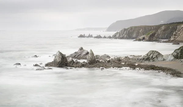 Bela vista panorâmica de uma praia com pedras — Fotografia de Stock