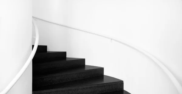 Döner merdiven kapalı siyah-beyaz — Stok fotoğraf