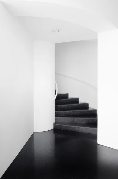 Spiralne schody kryte w czerni i bieli — Zdjęcie stockowe