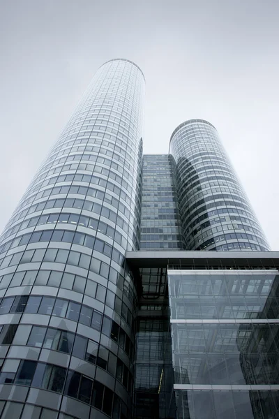 Bürogebäude unter blauem Himmel — Stockfoto