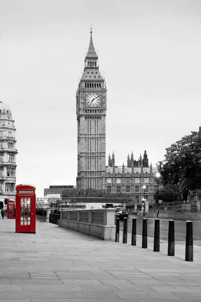 Un teléfono rojo en Londres y Big Ben, en blanco y negro Imagen de archivo
