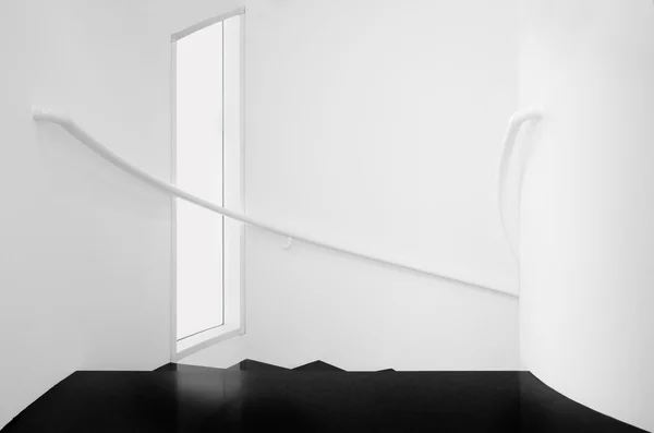 Escada em espiral interior em preto e branco — Fotografia de Stock