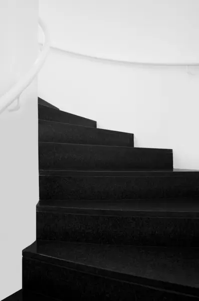 螺旋楼梯室内黑色和白色 — 图库照片