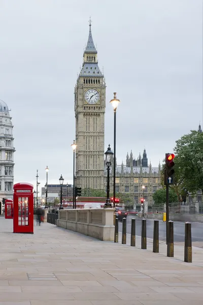 Cabina telefónica roja en Londres con el Big Ben — Foto de Stock