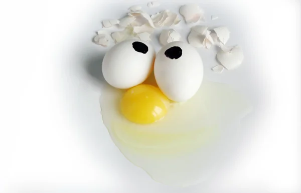 Dos huevos y uno roto —  Fotos de Stock