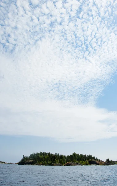 Den blå himlen över vatten — Stockfoto